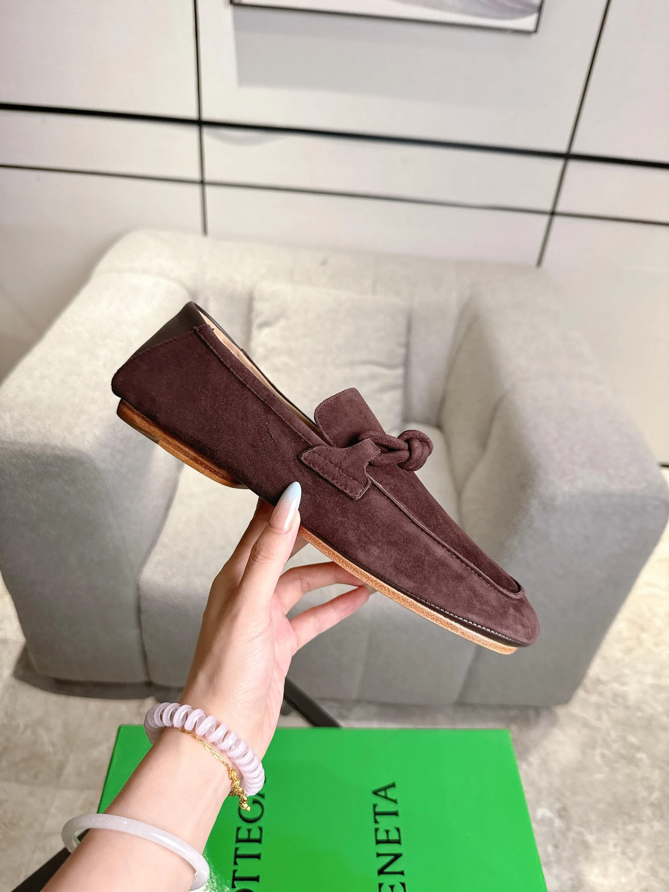 [BV] Top P: 800💰 Size: Women 35-39 (Customized for women 40) Men 39-44 (38.45 non-refundable) Bottega Veneta 2025 Autumn Counter Synchronized Couple Style Bottega Veneta Square Toe Flats Original 1:1 material selection, genuine leather outsole! A one-to-one replica of the original! quality assurance!